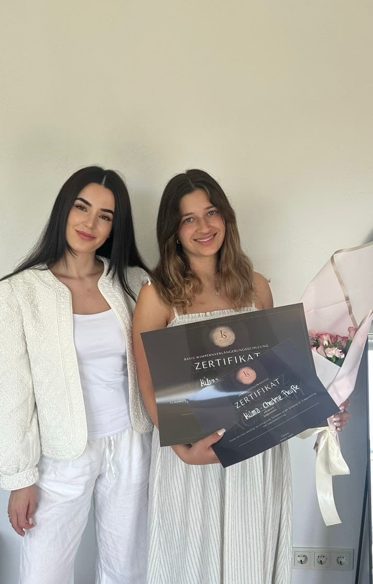 Absolventin mit Zertifikat nach der Wimpernschulung bei Stiglitz Academy
